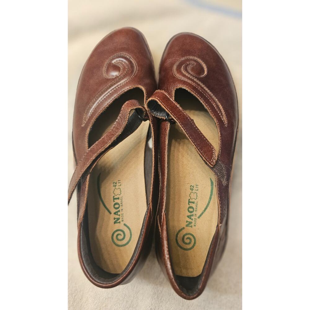 NWOB Naot Size 42 or US 11 - Rusty Red leather Mary Jane STyle adjsutable strap